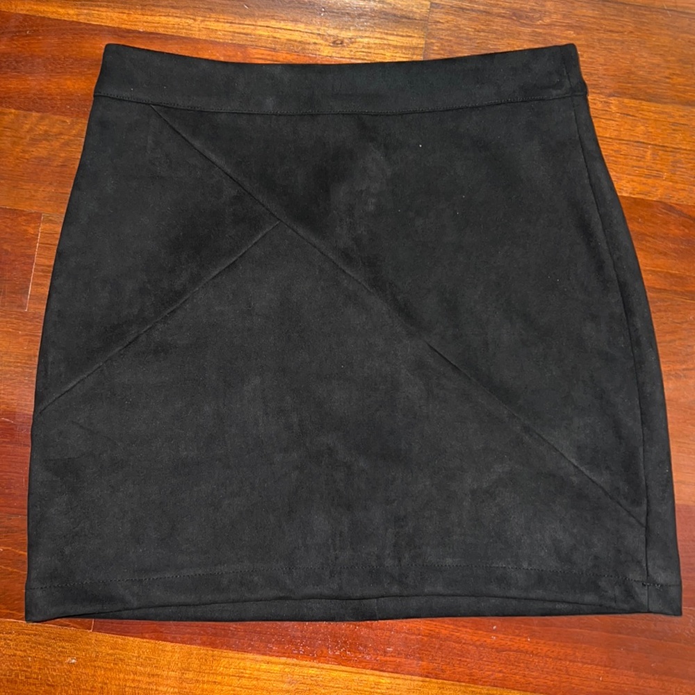 Black suede-feel skirt in size large 🍭